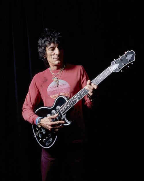 Ronnie Wood : I Feel Like Playing avec Slash, Eddie Vedder, Flea...