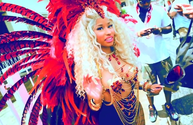 Nicki Minaj : Pound The Alarm, vidéo des coulisses du clip