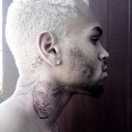 Chris Brown se fait tatouer le visage de Rihanna ?