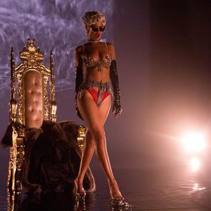 Rihanna sort le clip sexy de "Pour It Up" [VIDEO]